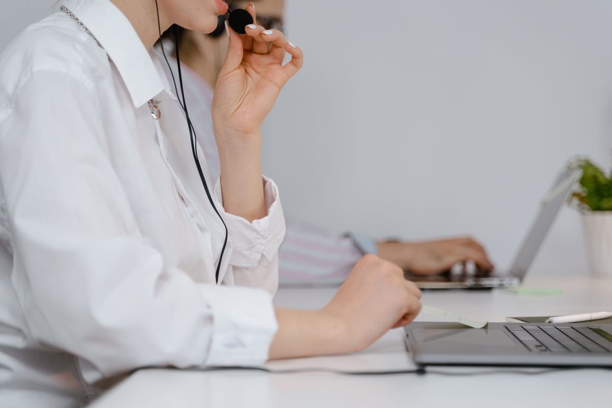Kvinde i samtale via headset, som illustrerer et AI-drevet jobinterview