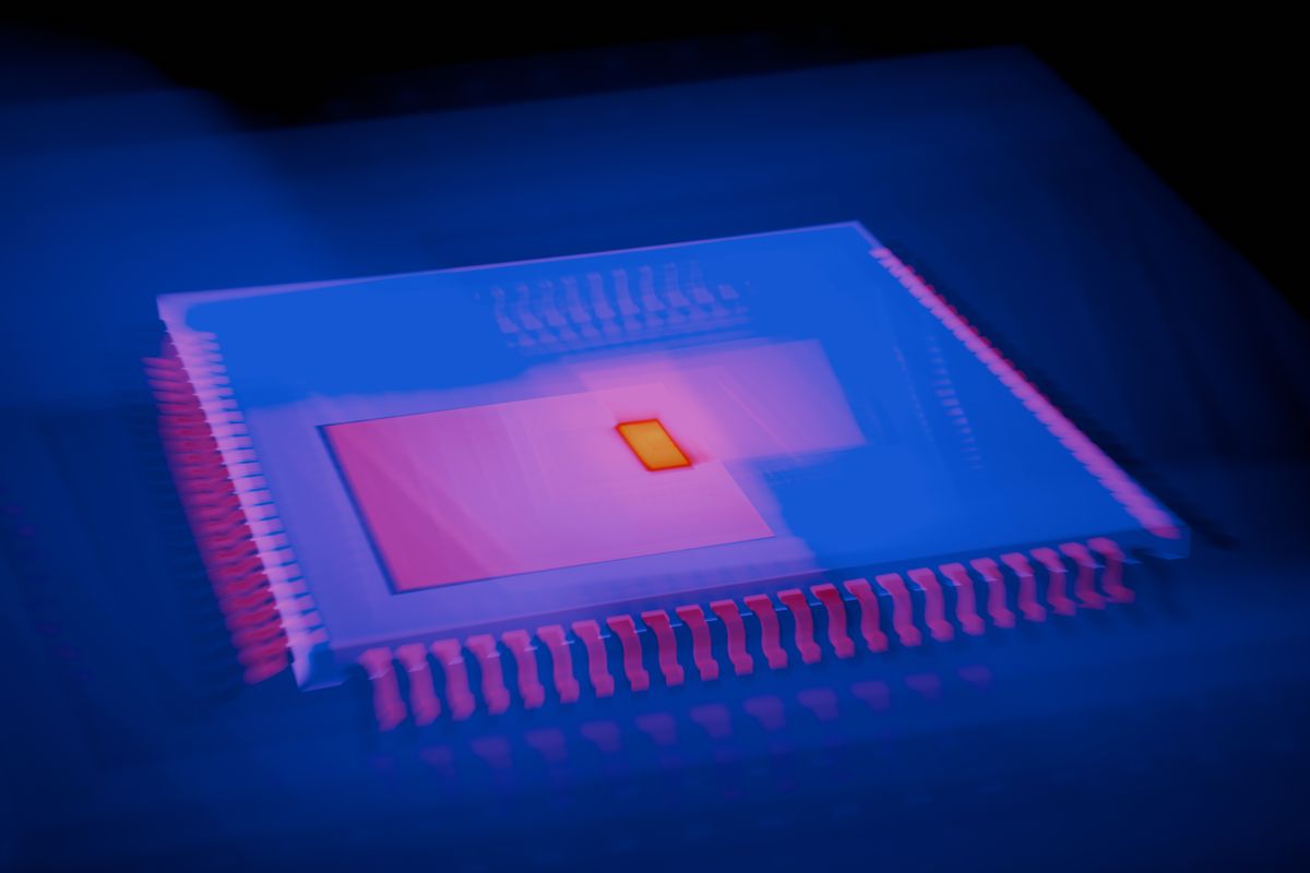 Abstrakt billede af en mikrochip i blå og violette farver