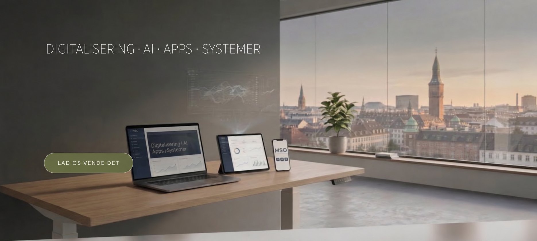 Digitalisering, AI, apps og systemer – skrivebord med laptop, tablet og telefon foran udsigt over København